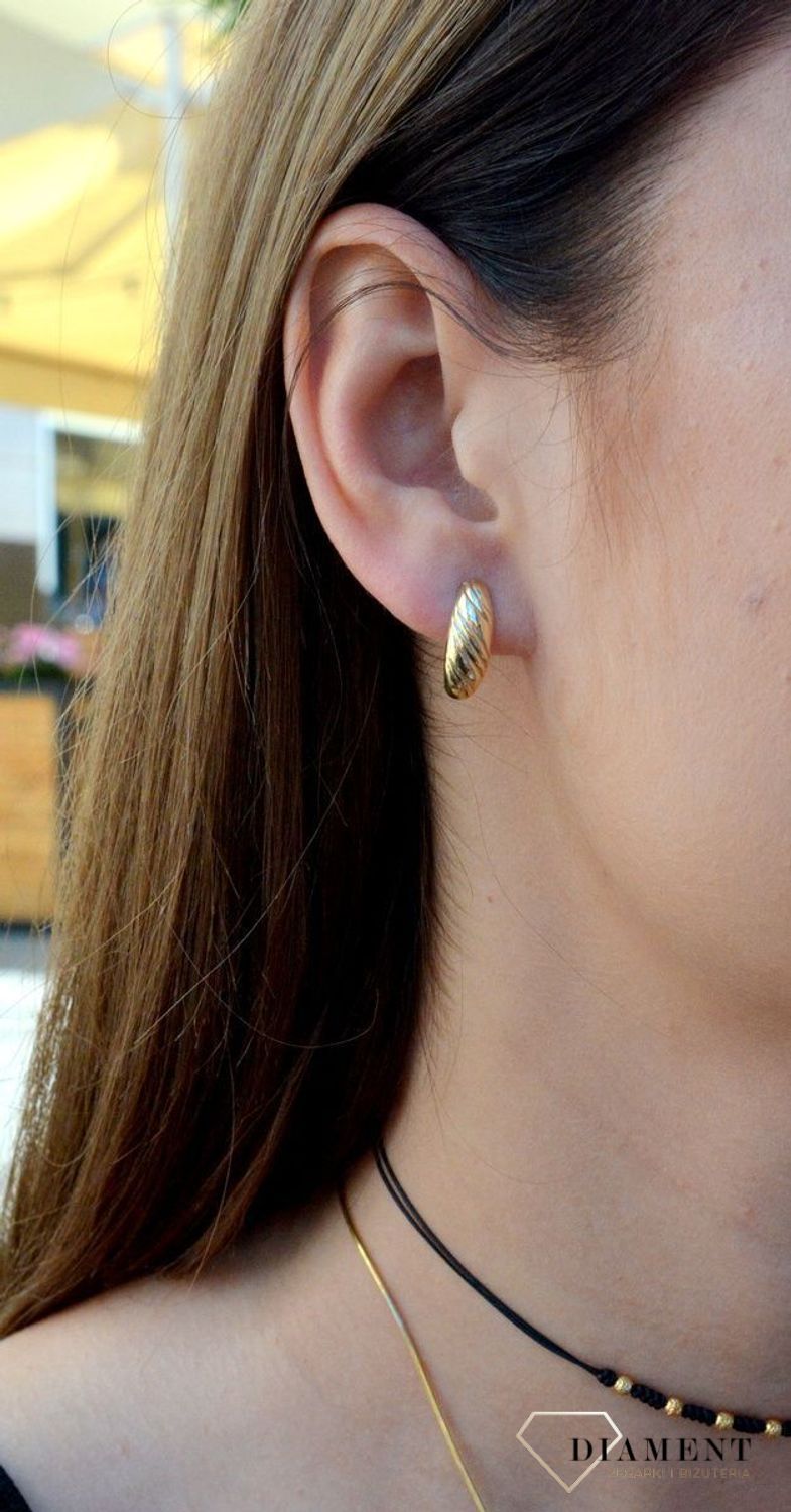 Złote kolczyki na angielskie zapięcie 333 'Uniwersalny wzór' KL 6881 333. Eleganckie, złote kolczyki grawerowane  wykonane z próby złota 333 o wadze około 1,40 g  wielkości 1,5 cm oraz szerokości 0,5 cm. Ich kształt jest uniwe.jpg